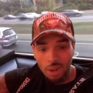The baseball cap custom, worn by Chris Brown on the post Instagram of Ohellyeahcmb