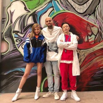 The pair of Converse cdg white door Chris Brown the post Instagram of Ohellyeahcmb
