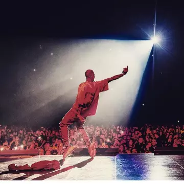 Zapatillas Balenciaga Triple S grises y azules de Chris Brown en Instagram