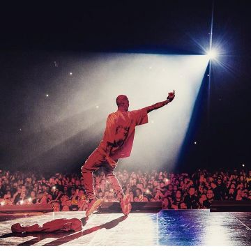 The t-shirt juun j worn by Chris Brown on the account Instagram @poppinforCB