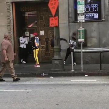 The pair of Jordan off white door Chris Brown on the account Instagram @poppinforCB