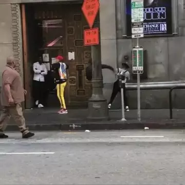 El par de Jordan de blanco que lució Chris Brown en la cuenta de Instagram @poppinforCB