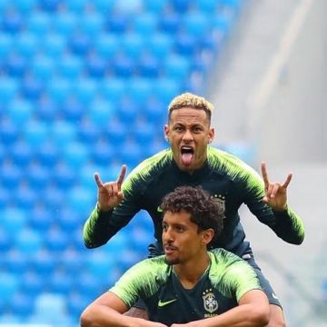 The football Top long sleeve Brasil CBF Dri FIT Squad Drill worn by Neymar Jr. on his post Instagram