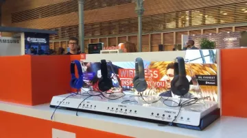 Le casque et micro JBL EVEREST 710 vu dans la vidéo "Je prends un selfie avec R2-D2 au Geek's Live" de la Chaîne du Geek
