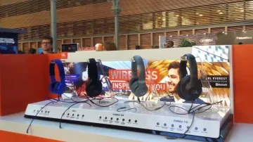 Le casque et micro JBL EVEREST 310 vu dans la vidéo "Je prends un selfie avec R2-D2 au Geek's Live" de la Chaîne du Geek