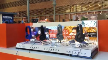 Le casque bluetooth noir JBL E55 vu dans la vidéo "Je prends un selfie avec R2-D2 au Geek's Live" de la Chaîne du Geek