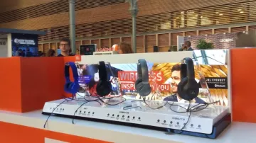 Le casque audio et micro bleu sans Fil Bleu JBL E45BT vu dans la vidéo "Je prends un selfie avec R2-D2 au Geek's Live" de la Chaîne du Geek