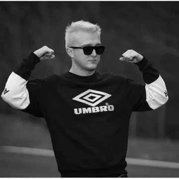 Le sweatshirt Avnier X Umbro noir et blanc de Vald sur son compte Instagram