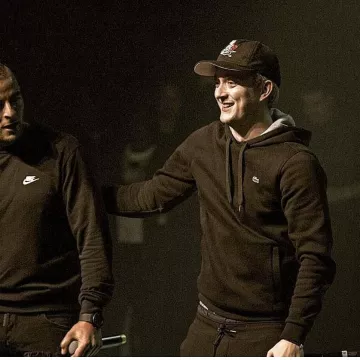 Le sweatshirt à capuche Lacoste de Vald sur son compte Instagram