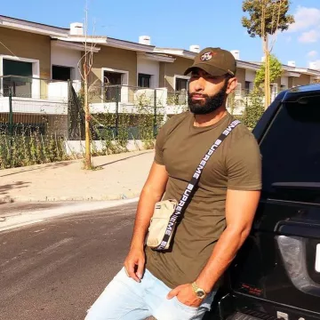 The bag is beige SUPREME The Weasel on his account Instagram