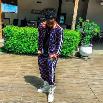 La veste Gucci en satin d'un membre de Kiff No Beat sur Instagram