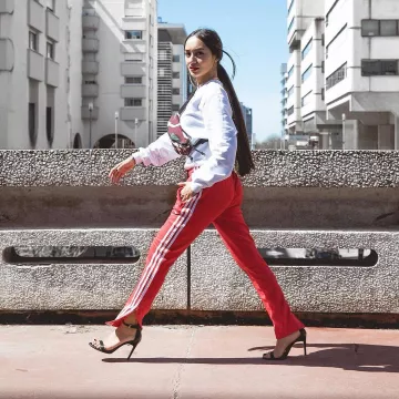 Las adidas rojas trotando en la cuenta de Instagram de @maileakln