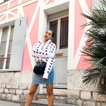 La jupe en jean bleu sur le compte Instagram de @maileakln