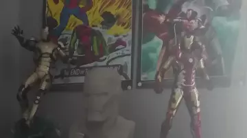 La figurine Sega Civil War : Iron Man vue dans la video "Vous vendez du rêve - Vos collections Geek" de La Chaîne du Geek