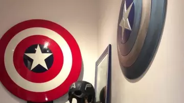 The blue shield Captain America seen in the video, "You sell the dream - Your collections Geek" of The Chain of the Geek