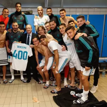 The pair of sneakers Balenciaga Enzo Zidane on a post to Instagram of Karim Benzema