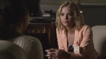 Blazer rosa salmón/naranja claro de Hanna Marin (Ashley Benson) en Pretty Little Liars S03E03