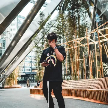 La camiseta negra y amarilla de tiburón Bape que lució el youtuber e influencer Ari Petrou en su Instagram