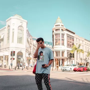 La sacoche Supreme LV rouge "Danube" que porte le youtubeur et influenceur Ari Petrou sur son Instagram