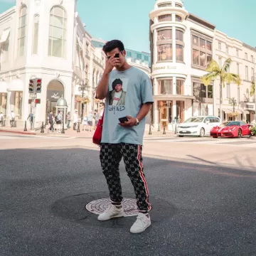 Le pantalon Gucci que porte le youtubeur et influenceur Ari Petrou sur son Instagram