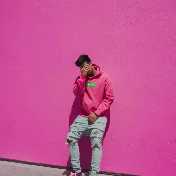 Le box logo Supreme rose que porte le youtubeur et influenceur Ari Petrou sur son Instagram