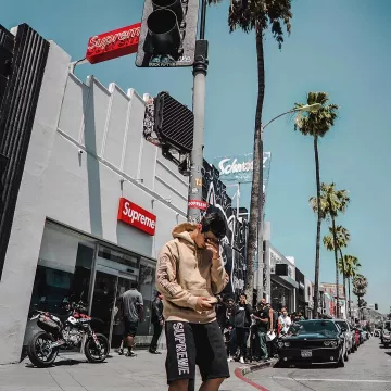 Le short Supreme noir que porte le youtubeur et influenceur Ari Petrou sur son Instagram