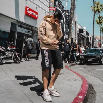 Les Yeezy 500 Desert Rat que porte le youtubeur et influenceur Ari Petrou sur son Instagram