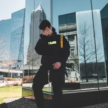 Le box logo Supreme noir et vert que porte le youtubeur et influenceur Ari Petrou sur son Instagram