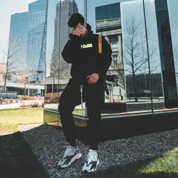 Les Yeezy 700 Wave runner que porte le youtubeur et influenceur Ari Petrou sur son Instagram