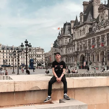 sneakers black van old skool views on the account Instagram of TIM