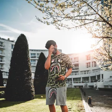 Le t-shirt camo jaune que porte le youtubeur et influenceur Ari Petrou sur son Instagram
