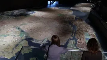 El modelo del Museo de Queens en Nueva York en la serie Mr. Robot S01E09