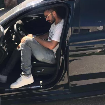 El par de Adidas Yeezy Powerphase de Karim Benzema en su cuenta de Instagram