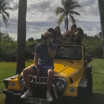 Les Adidas pharell william blanches de Vald sur son compte Instagram