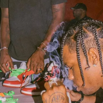 The pair of Jordan 1 Retro High Off-White-Chicago bears travis scott on his post Instagram