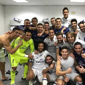 La paire de claquettes Adidas de Ronaldo sur un post Instagram de @karimbenzema