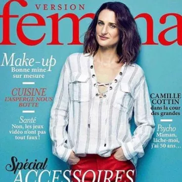 Le top à rayures col à lacets de Camille Cottin en couverture de Femina