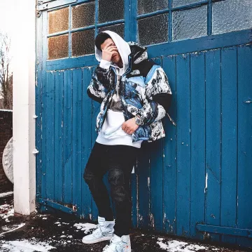 The Nike AJ1 Off the youtubeur and influencer Ari Petrou on his Instagram