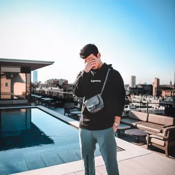 Le hoodie noir Supreme box logo que porte le youtubeur et influenceur Ari Petrou sur son Instagram