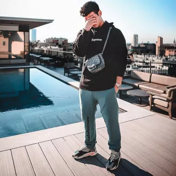 Les Yeezy 700 Wave Runner grey que porte le youtubeur et influenceur Ari Petrou sur son Instagram