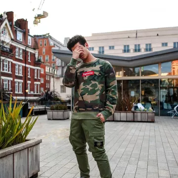 Le crewneck box logo en camo que porte le youtubeur et influenceur Ari Petrou sur son Instagram