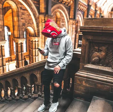 Les yeezy 350 V2 Zebra que porte le youtubeur et influenceur Ari Petrou sur son Instagram