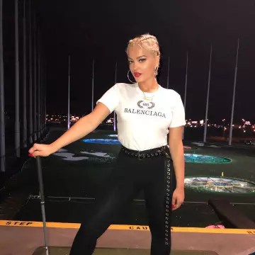 Le t-shirt T shirt blanc BB Crown Logo Balenciaga de Bebe Rexha sur son compte Instagram