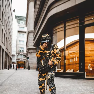 Le half zip Supreme camo jaune que porte le youtubeur et influenceur Ari Petrou sur son Instagram