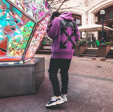 Les Yeezy 700 Wave Runner que porte le youtubeur et influenceur Ari Petrou sur son Instagram