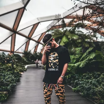 Le t-shirt Bape By Bathing que porte le youtubeur et influenceur Ari Petrou sur son Instagram