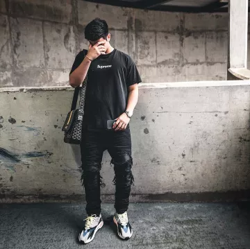 Les Yeezy 700 WR que porte le youtubeur et influenceur Ari Petrou sur son Instagram