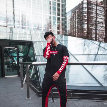 La manche Supreme NBA rouge que porte le youtubeur et influenceur Ari Petrou sur son Instagram