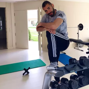 Pantalón negro de Karim Benzema con rayas Adidas en su cuenta de Instagram