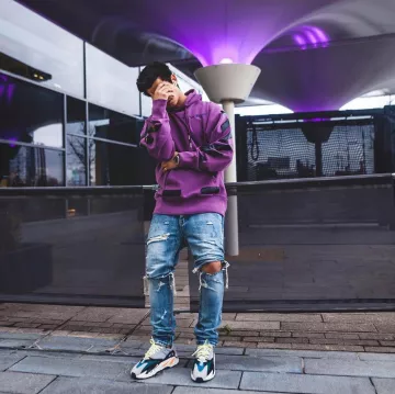 Les Yeezy Wave Runner solid grey que porte le youtubeur et influenceur Ari Petrou sur son Instagram